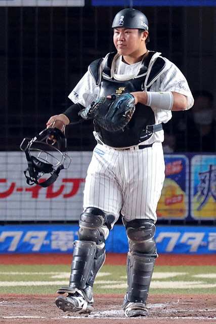 松川虎生(千葉ロッテマリーンズ・捕手・20歳)ルーキーイヤーに完全試合をアシストするも、昨季はわずか9試合、今季はいまだ1軍出場なし。「守備は1年目から古田敦也さんクラス」(お股ニキ氏)