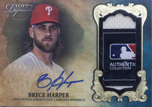 ウー氏所有。スーパースターのブライス・ハーパー（フィリーズ）が試合で着用したユニフォームのランドリータグを切って作ったカードに、本人の直筆サイン入り。今ならひと箱17万5000円もする高額なハコから引き当てた