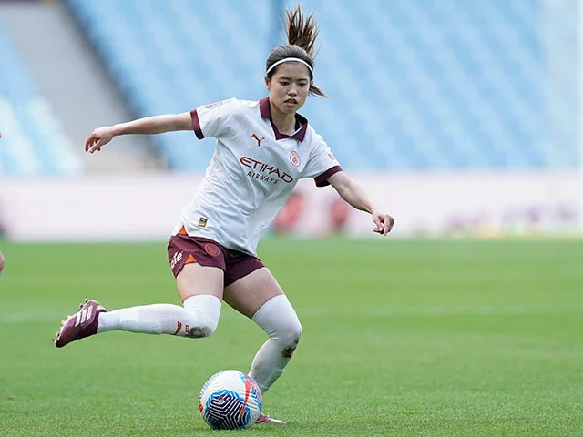 イングランドでは、観客のサッカーを見る目の高さにも舌を巻いているという。「ディフェンスでの地味なプレーでも、良いと感じたら拍手とコールが湧き起こるんです。奮い立ちますね」（写真／ZUMA Press/アフロ）