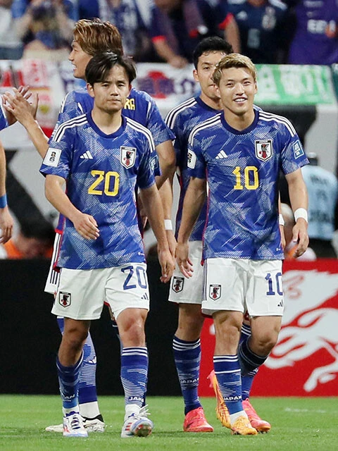 6月のシリア戦で久保（左）からパスを受けて得点を決めた堂安（右）。黄金コンビは健在だ