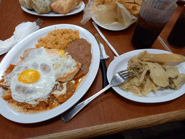 イースト・ロサンゼルスのメキシコ料理店「リリアーナス」で取った朝食。本拠地開幕戦の朝の店内はドジャースファンのチカーノで大にぎわい