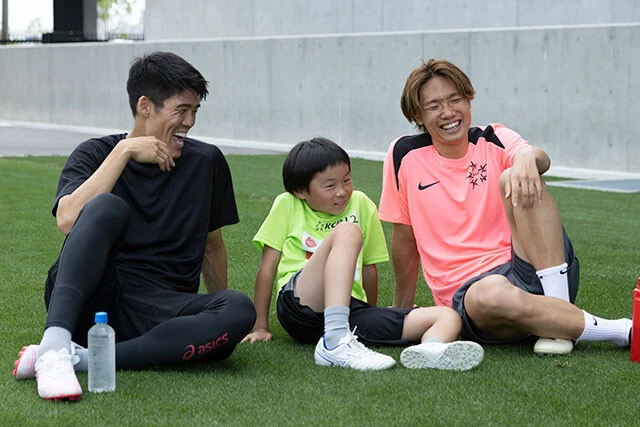 子供に寄り添う板倉（右）と冨安（左）