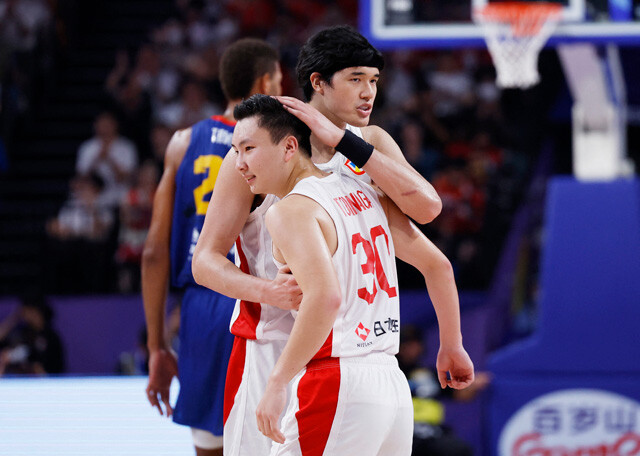 昨年のバスケW杯では、渡邊（奥）と共に日本代表として奮闘。パリ五輪出場とNBA挑戦を同時進行できるかに注目が集まる