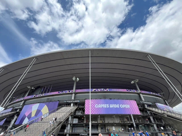 陸上競技の会場となった「スタッド ド フランス」の外観。「Games Wide Open」（広く街に開かれた大会）の大会コンセプトが示されている