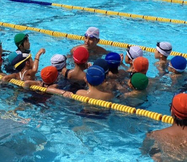 2013年に大阪府牧方市で松田が主宰した水泳教室での写真。「スポーツを生業にしていく子供はひと握り。だからこそ子供たちには、生涯にわたって役立つさまざまなスキルを、スポーツを通じて学んでほしい」と語る