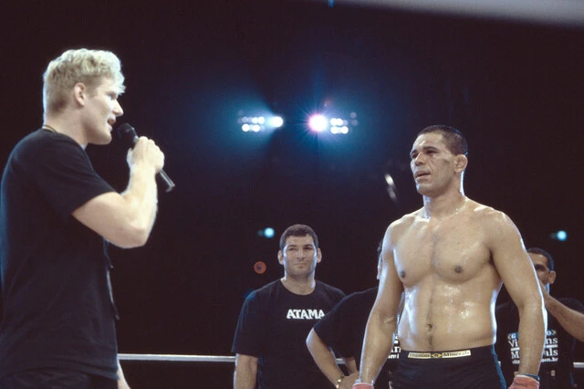 2002年8月28日に国立競技場で開催された『Dynamite!』で、アントニオ・ホドリゴ・ノゲイラに対戦を迫る当時24歳のジョシュ・バーネット（左）