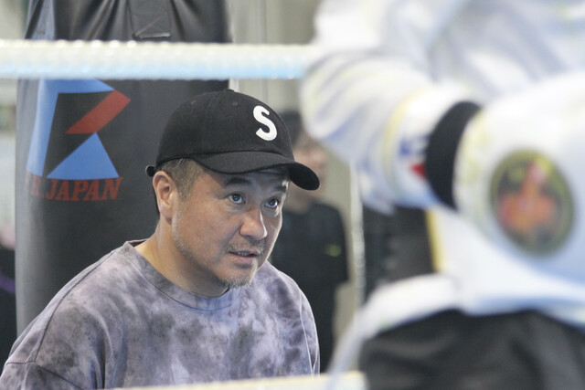 ルディからのアドバイスをリング上の中谷に伝える岡辺大介トレーナー