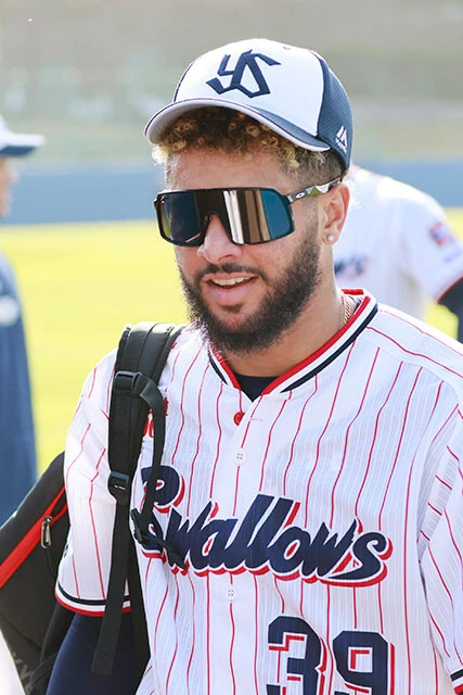 エスパーダ［ヤクルト］27歳／プエルトリコ／前所属：パドレス／投手／右投右打／【年俸】1億円／「150キロに迫るスプリットとタテ割れのパワーカーブが武器のリリーバーだが、制球は不安」。ニックネームはSNSで提案された「パダちゃん」【評価：B】