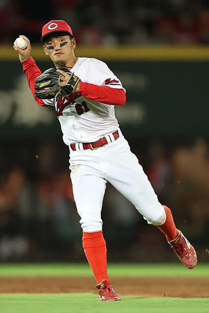 驚異的な守備力でショートのレギュラーをつかんだ矢野。華麗なグラブさばきで勝利に貢献