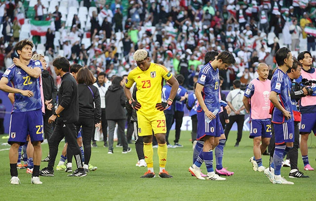 アジア杯ではベスト8敗退。抜擢されたGK鈴木(中央)が奮闘するも、5試合8失点と守備が崩壊した
