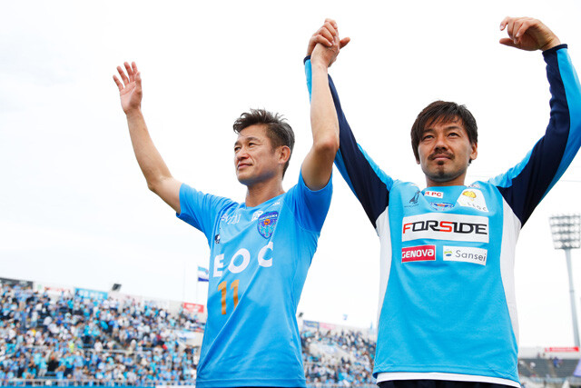 18年、横浜FC在籍時に三浦知良（左）とともに。師と仰ぐキングカズとの関係は、プロ生活をスタートさせた00年の京都入団から続く