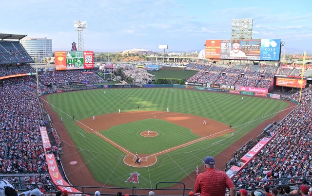 昨季までの本拠地だったエンゼルスタジアムは、左中間スタンドに噴水の上がる巨大な岩のオブジェがある特徴的な球場だ