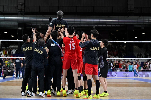 試合後のコート上では、今大会限りでの退任が決まっていたブラン監督の胴上げが行なわれた