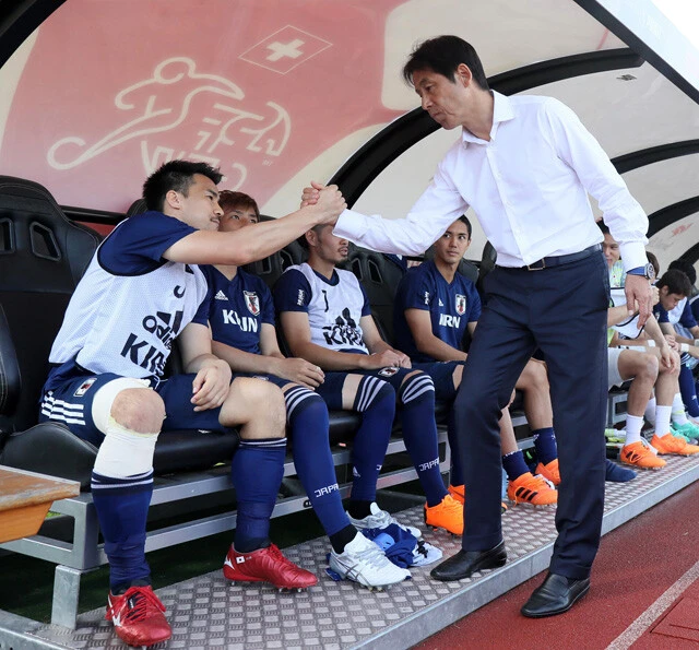 ロシアW杯で指揮を執った西野監督(当時)とは厚い信頼関係で結ばれていた。「『この監督のために貢献したい』という気持ちだった」(岡崎氏)