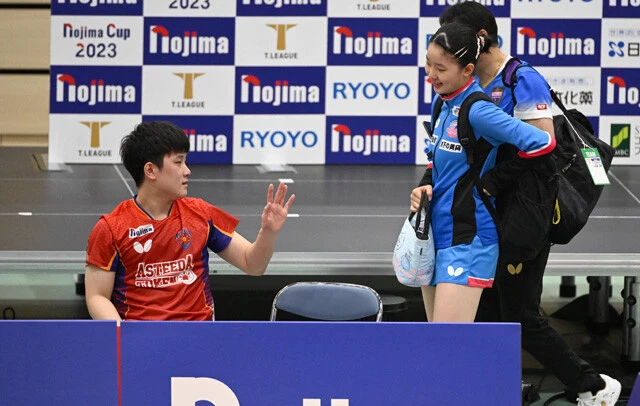 張本美和(右)の兄は、男子のエースである智和(左)。同じく10代から日本のトップで活躍してきた兄と共に、五輪への出場なるか