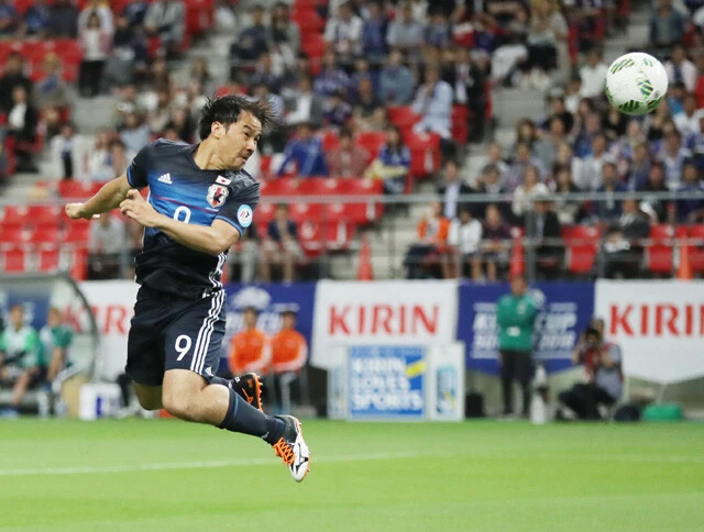 日本代表のエースストライカーとして、歴代3位となる50得点を記録。とりわけ強烈なヘディングが代名詞だった
