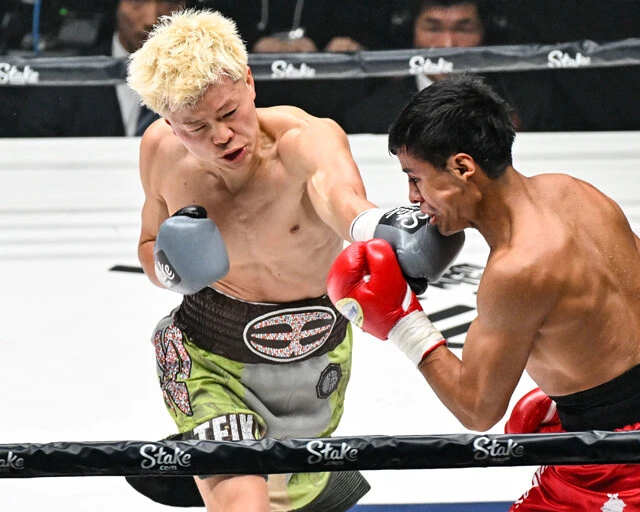 ボクシング転向3戦目の那須川天心(左)は、積極的な攻めで試合を最後まで支配。3ラウンド終了後にロブレスが棄権し、TKO勝ちを収めた