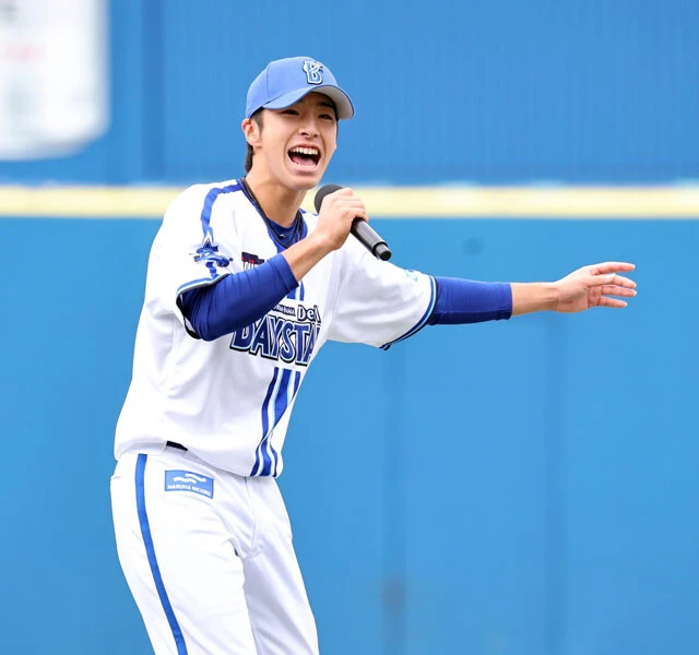 昨年のファンフェスティバルでアニメ『ONE PIECE』の初代主題歌『ウィーアー!』を大熱唱。スタジアムを大いに沸かせた（写真／産経ビジュアル）