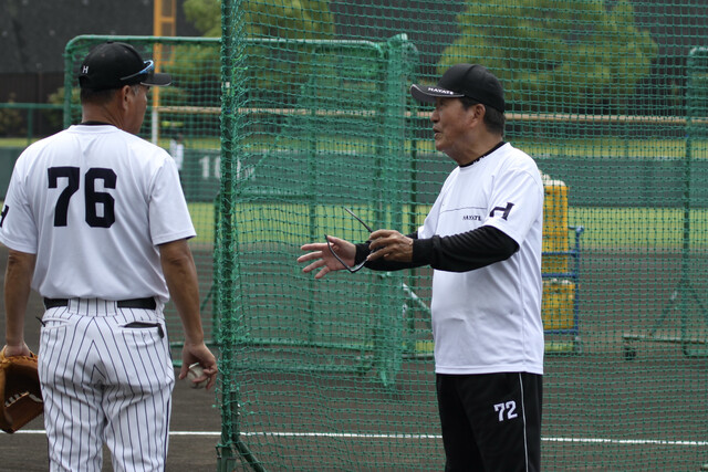 長年の指導経験を伝えるため、時にはコーチにもアドバイスを送る