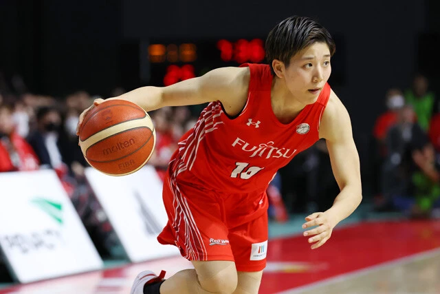 町田にとって悲願であったWリーグでの優勝。今年4月のプレーオフファイナルには、母と姉夫婦も応援に駆けつけてくれた。「試合後に家族みんなで記念撮影をしたんです。うれしかったですね」（写真／YUTAKA／アフロスポーツ）