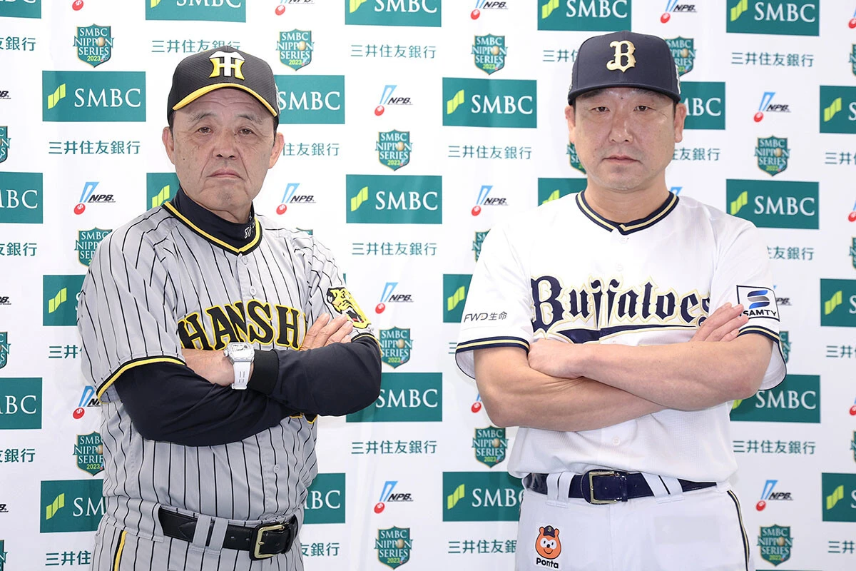 昨季、共に独走でリーグ優勝を果たした阪神・岡田監督（左）、オリックス・中嶋監督（右）