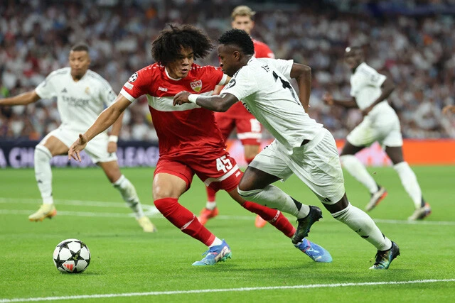 9月にはレアル・マドリード戦でCLデビュー。63分から出場し、ブラジル代表のヴィニシウス(右)ら世界的なスター選手たちとマッチアップした