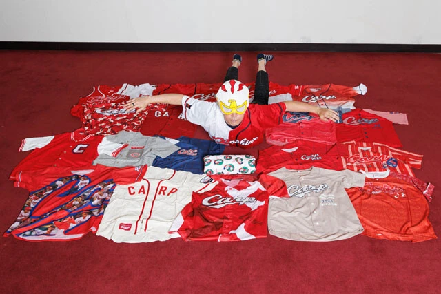 20年間のファンクラブ生活で入手した大量の広島ユニを誇示する長谷川氏