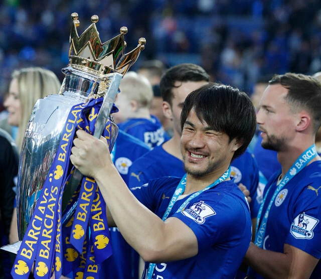 レスター・シティFC加入初年度は開幕からスタメンに定着し、プレミアリーグ制覇に大貢献。その活躍が認められ、2016年にはアジア国際最優秀選手賞を受賞した