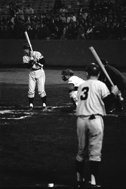 打席に立つ巨人・王貞治(左)を次打者席から見守る長嶋茂雄(写真:時事)