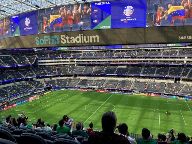 上層階でも試合は見やすく、目の前には巨大ビジョンも。日本にもこんなスタジアムが欲しい