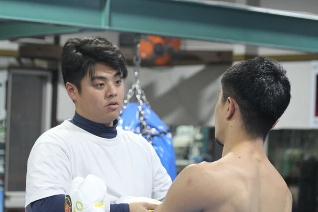 マネージャーとして中谷をあらゆる面でサポートする弟の龍人