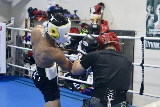 日本バンタム級8位の梅津奨利とのスパーリング。中谷がアッパーを打ち込む