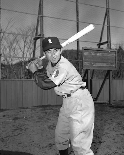 佐々木信也氏のバッティングフォーム。1958年撮影(写真:共同)