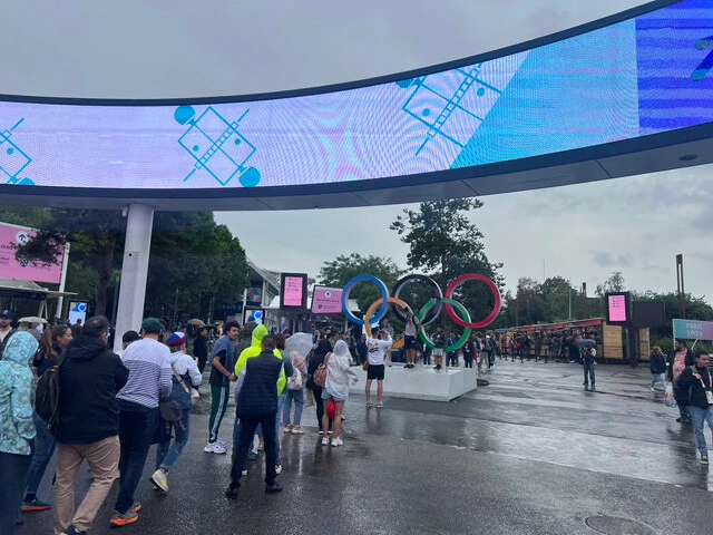 会場に設置された五輪マークの前で写真を撮るための行列。会場の観戦者たちの熱気は高く、大きな声援が選手たちを後押しする