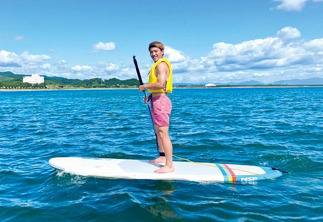 宮崎自主トレ最終日には、観光スポットの青島でSUP(サップ)を人生初体験。自慢の体幹を生かし、一度も海へ落ちず