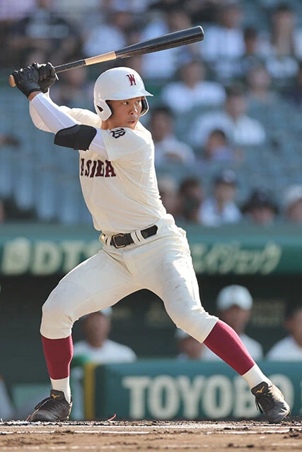 宇野真仁朗（早稲田実・西東京）高校通算64本塁打を放つ強打者。すでに木製バットを振りこなす