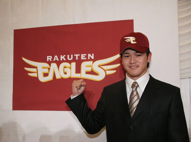 東北楽天ゴールデンイーグルス新入団選手発表で、球団ロゴマークの前でポーズをとる一場靖弘投手(写真:時事)
