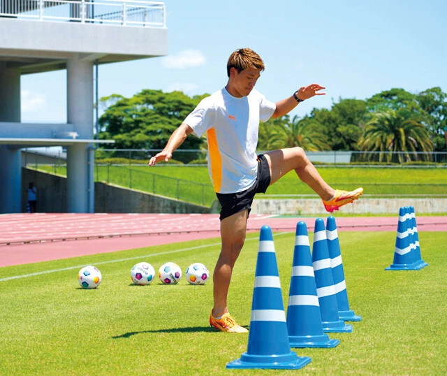 フィジカルトレーナー竹口正範氏の直接指導を受け、自身の課題である横の動きを徹底強化。「左足のアウトサイドでドリブルすることが多いけど、クロスオーバーがうまくできるようになれば、パターンが2倍、3倍に増える。伸びしろだらけです」（堂安選手）