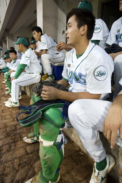 松岡が指導をしていた2007年、リーグ戦で戦う天津ライオンズのベンチ風景（写真：共同）