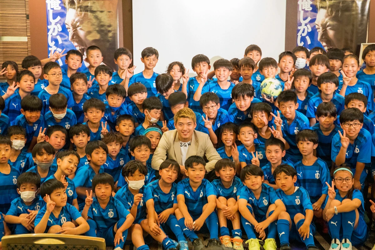 堂安 律が兄・憂と共に運営しているフットボールスクール「NEXT10」と、堂安 律の初書籍『俺しかいない』とのコラボイベント