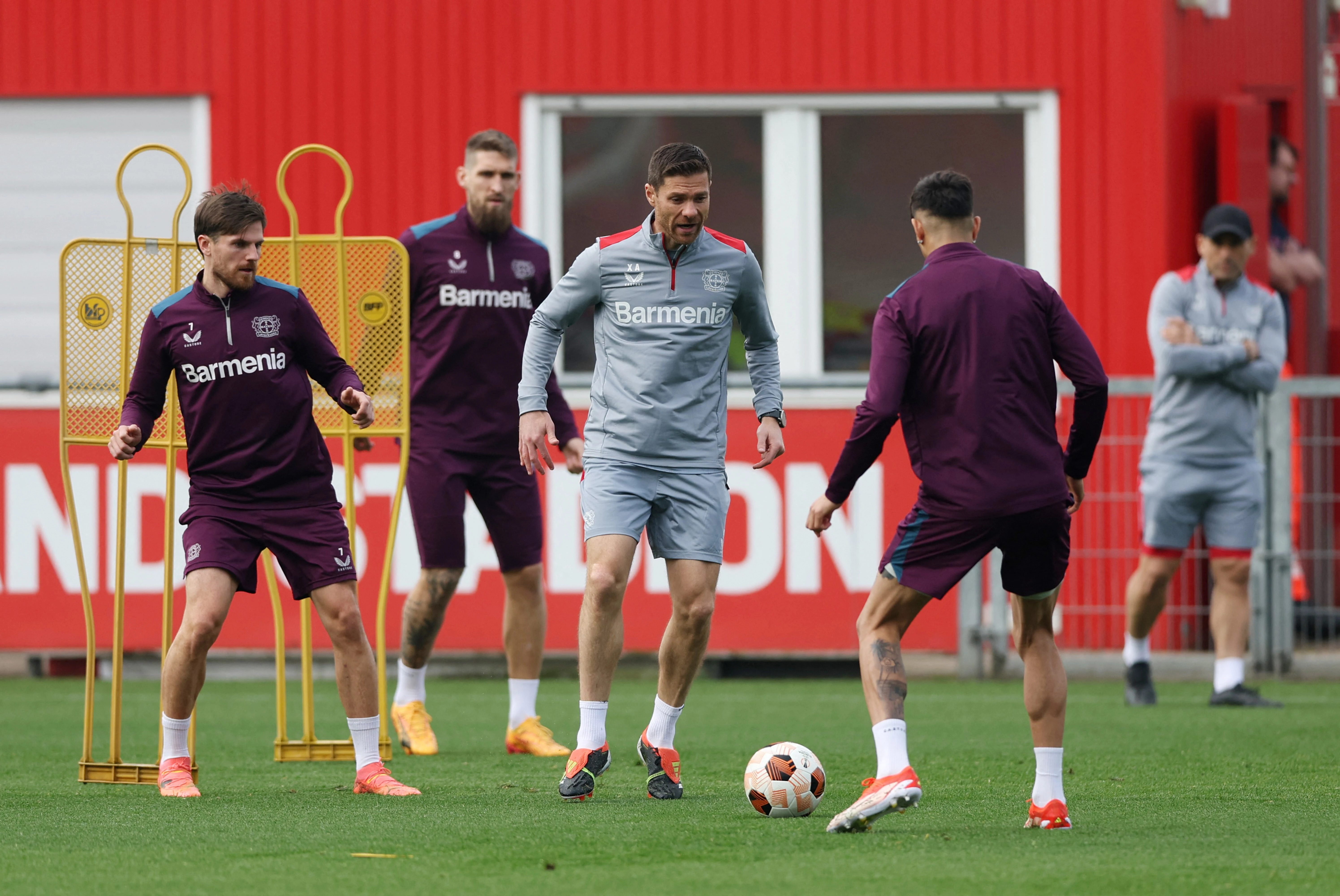 技術指導をするアロンソ監督(中央)。現役選手顔負けのキック精度がSNSでも話題に