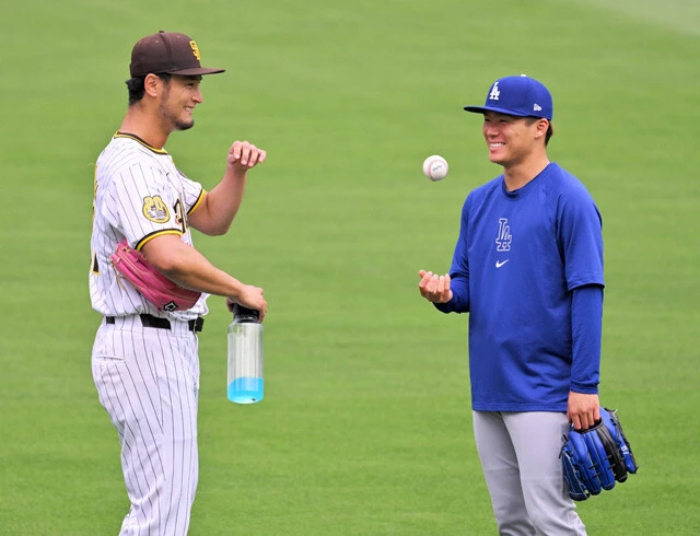 同地区のライバルとして投げ合ったドジャース・山本(右)とパドレス・ダルビッシュ(左)