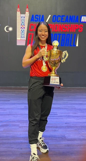 近江佑璃夏　1999年生まれ、大阪府出身。Blue Roses所属。幼少期、両親が所属していたフラッグフットボールチームでフラッグに触れ、その後、母が立ち上げたフラッグチームに所属。中学3年のときに他競技を引退した同級生を集めて女子チームを結成し全国大会優勝。カナダ留学を経て日本代表に選出。2023年の「アジア・オセアニア選手権」優勝メンバーのひとり。2024年の世界選手権日本代表キャプテン