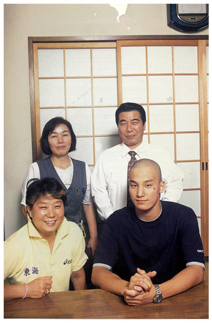 地元・延岡の居酒屋で撮影された、高校時代の松田と両親との写真。隣はコーチの久世由美子氏。大事な大会の前には必ず地元に帰るようにしていたという松田は、「自分にとって自宅や家族が『安全基地』として機能していた」と振り返る