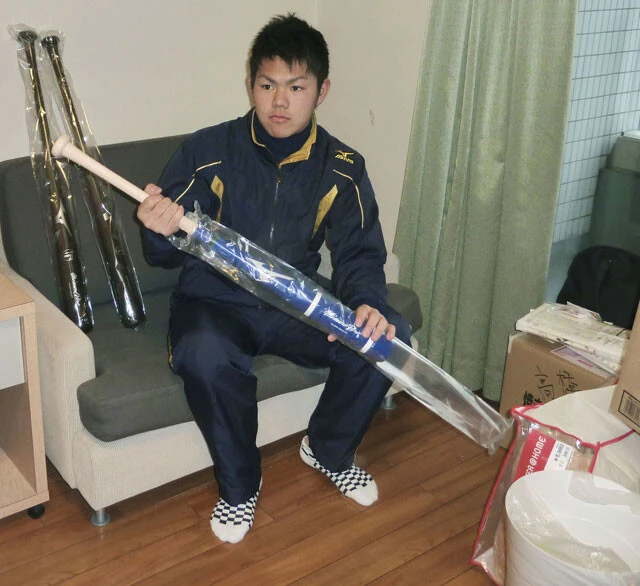 松岡が館長を務めた選手寮「昇竜館」に入寮し、持ち込んだバットを取り出す中日ドラフト1位の高橋周平(写真:共同)