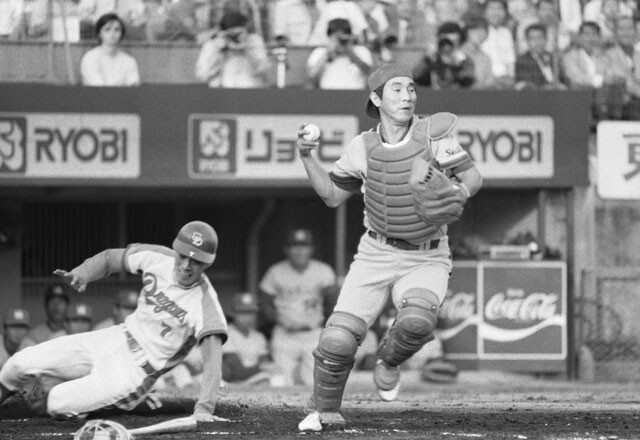 1982年、ナゴヤ球場にて中日と対戦時の大矢明彦捕手。左は宇野勝（写真：時事）