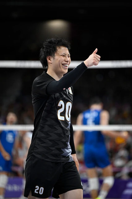 「世界最高のリベロ」山本智大。その呼び名のとおり、2セット目の勝負どころで神業のディグを披露