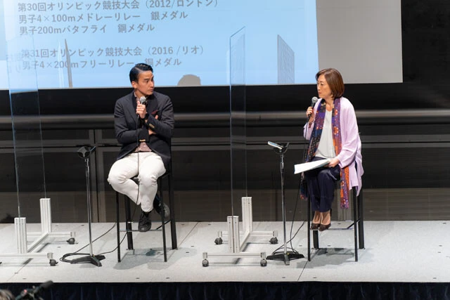 2023年2月に開催されたトヨタ財団シンポジウムにて、1988年ソウル五輪シンクロデュエット銅メダリストで、現在はスポーツ心理学者として活動している田中ウルヴェ京（みやこ）氏（右）とディスカッションする松田