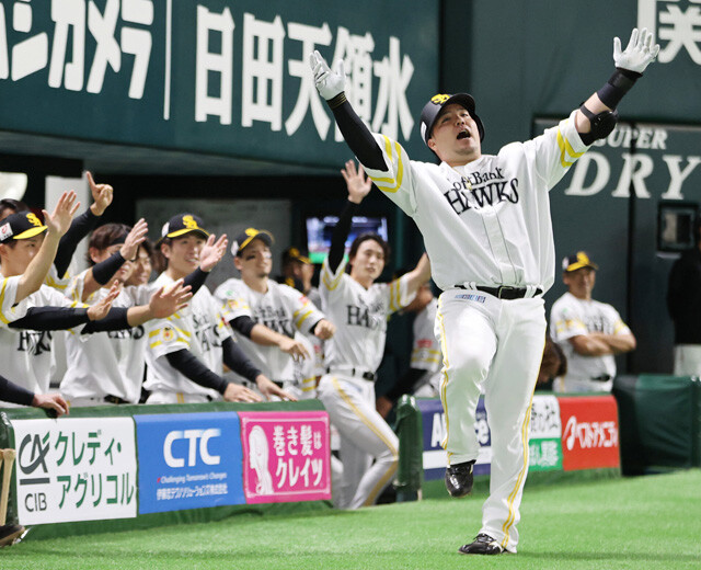 今季から加入した山川（右）らが打線を引っ張ったソフトバンク。12球団で唯一、600得点の大台を超えた