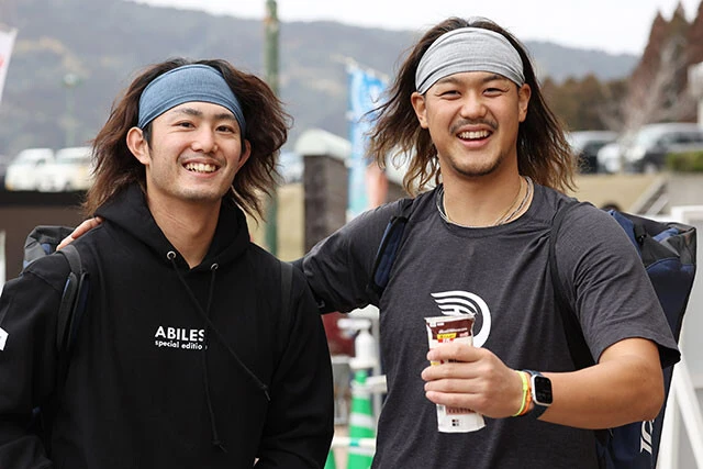 昨季、"チームロン毛"として話題を呼んだ西武の今井(左)と髙橋光(右)。平良を加えた先発3本柱は12球団イチの充実度だ